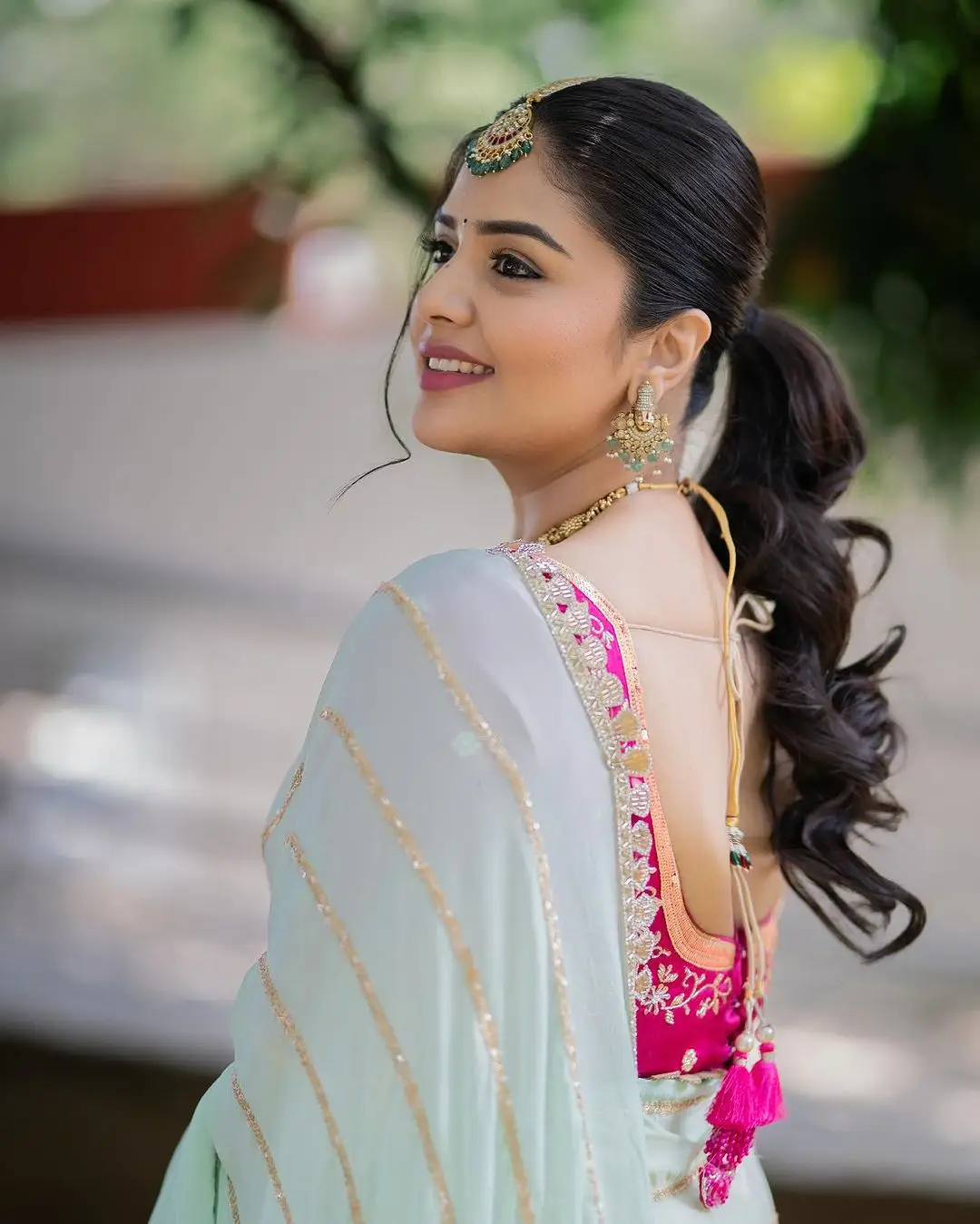 INDIAN TV ACTRESS SREEMUKHI IN YELLOW LEHENGA BLUE CHOLI 9